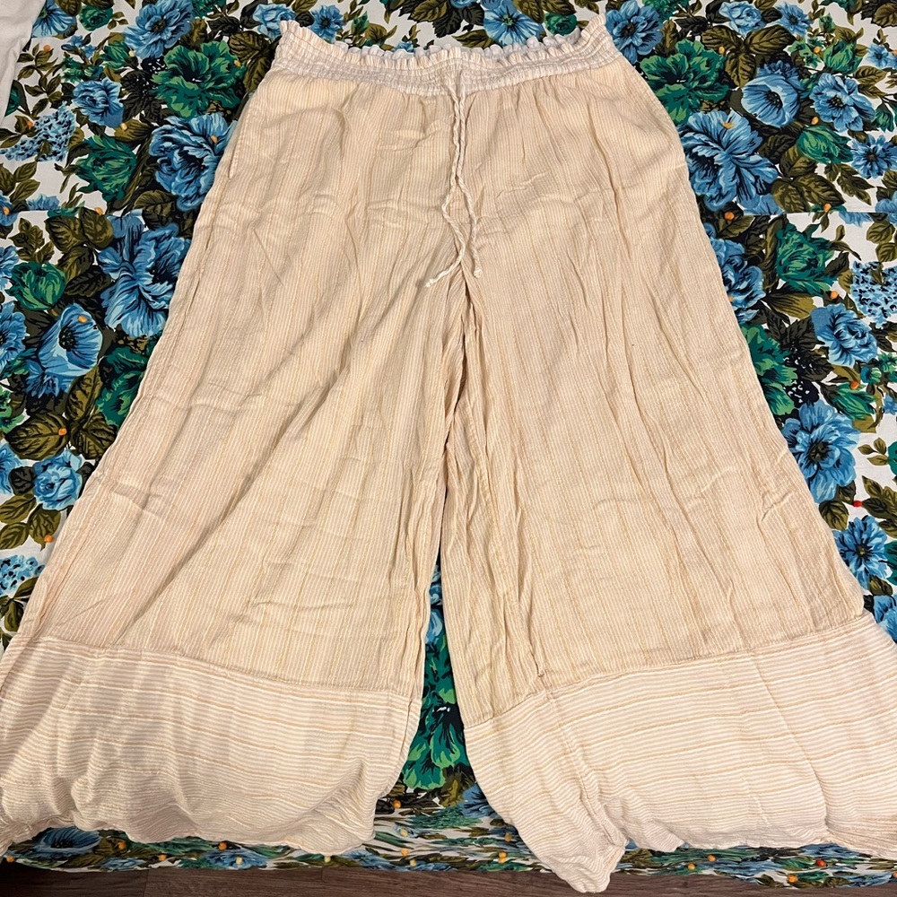 American eagle wide leg pants. Cream and yellow. Size XL. Has pockets.